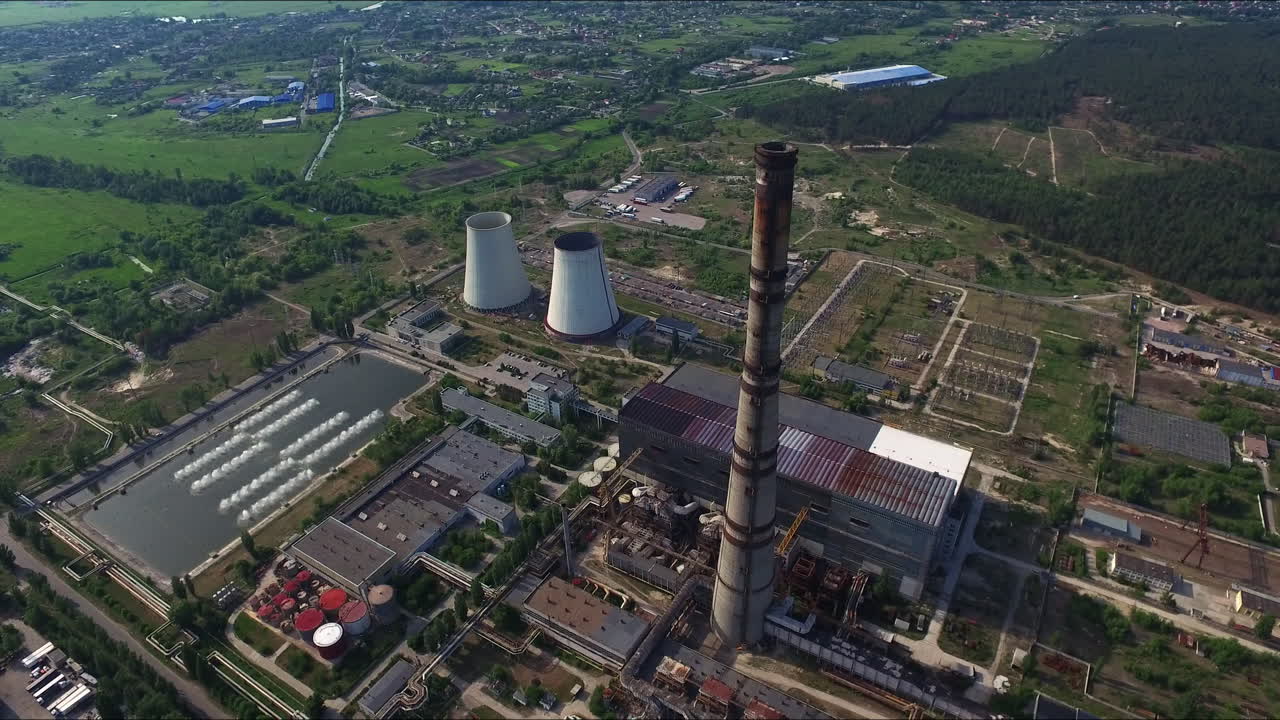 vista aérea de la tubería de la central hidroeléctrica. área industrial desde el avión no tripulado de arriba