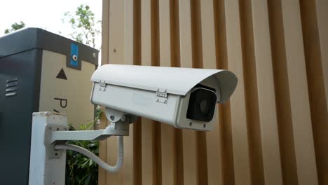 Weiße-CCTV-Überwachungskamera-Für-Den-Außenbereich