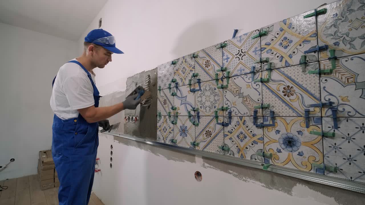 instalación de azulejos de cerámica para paredes - medición y corte de las piezas. construcción, renovación, reparación de apartamentos. cortes de azulejas. corte de baldosas