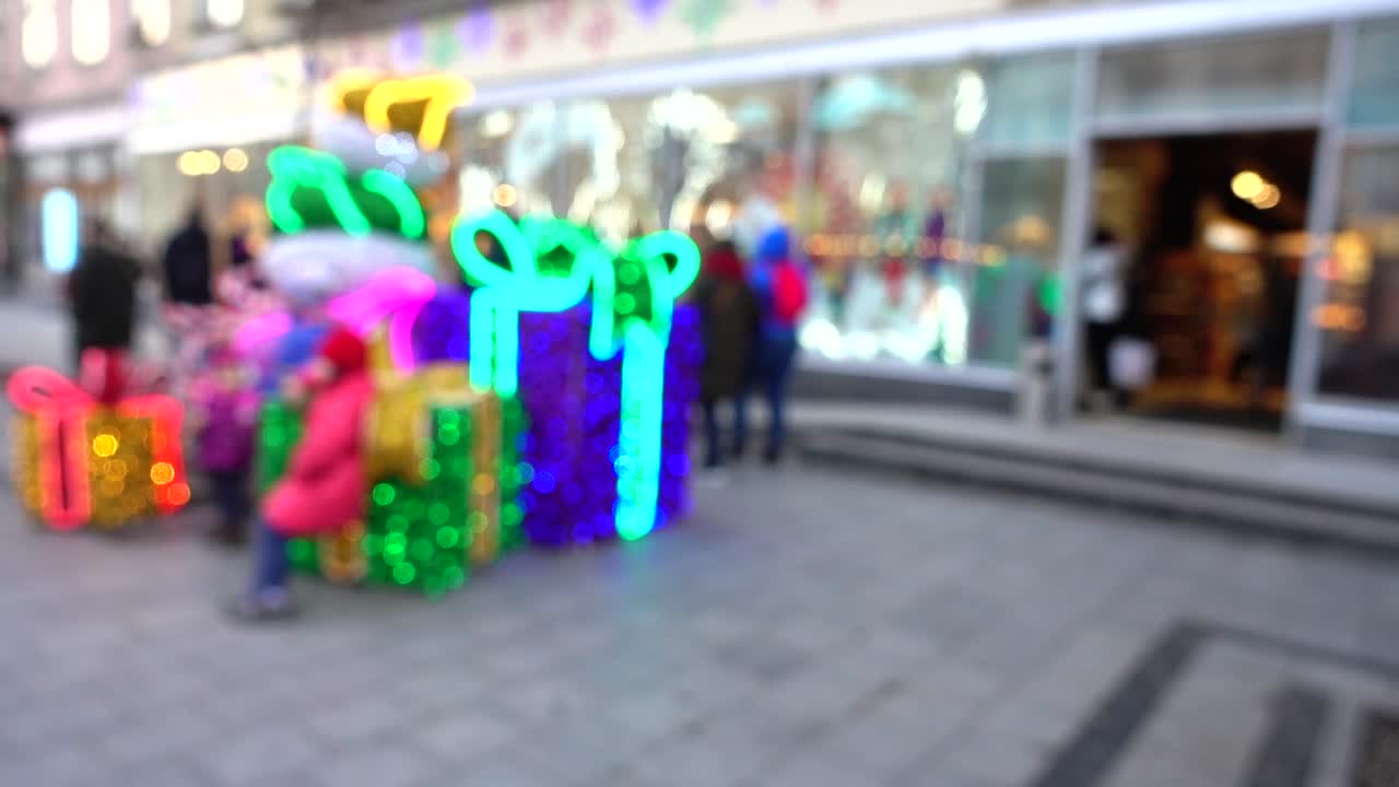 Decorazione di Capodanno della strada cittadina. Sfocato