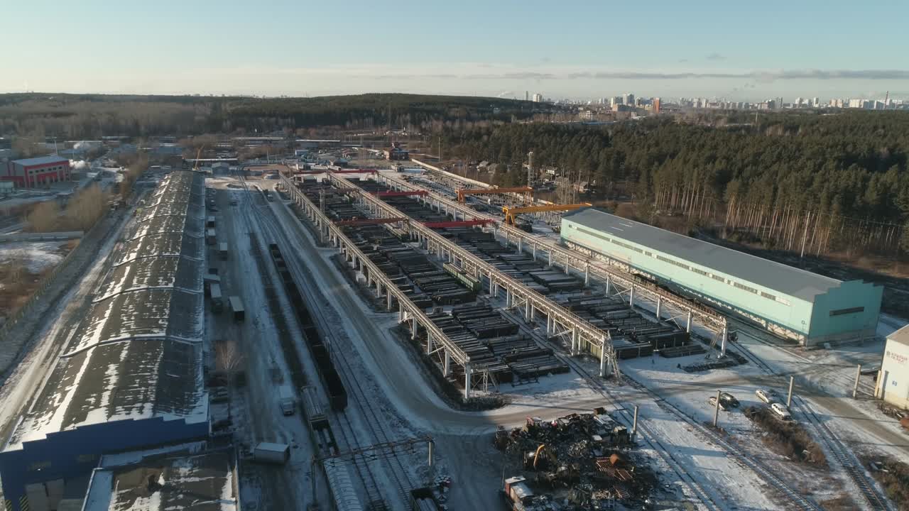 воздушный вид больших круглых металлических труб на металлическом складе.