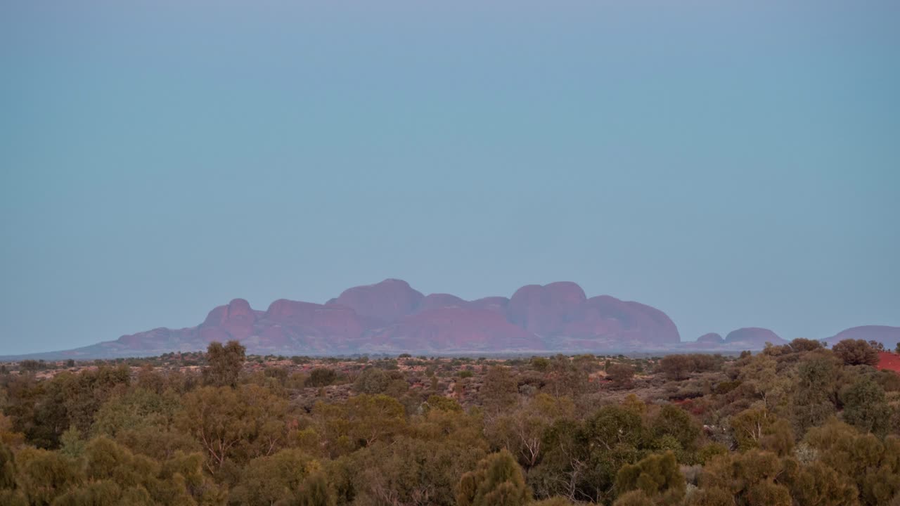 호주 아웃백에서 일출 직전에 kata-tjuta 뒤에 보름달이 지는 시간 경과