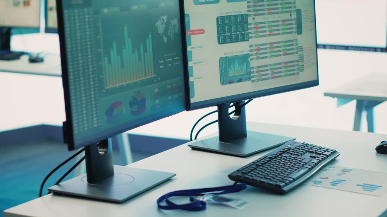 espacio vacío para reuniones en salas de juntas con computadoras en las estaciones de trabajo