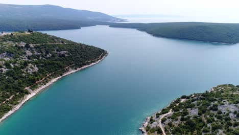 Drone-Aéreo-Panorámico-Sobre-El-Mar-De-Pula-En-Rakalj-Croacia-Paisaje-Marino-De-Agua-Azul-Entre-Islas-Verdes,-Paisaje-De-Istria