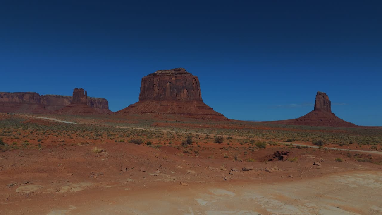 conducción en el valle del monumento en utah y arizona