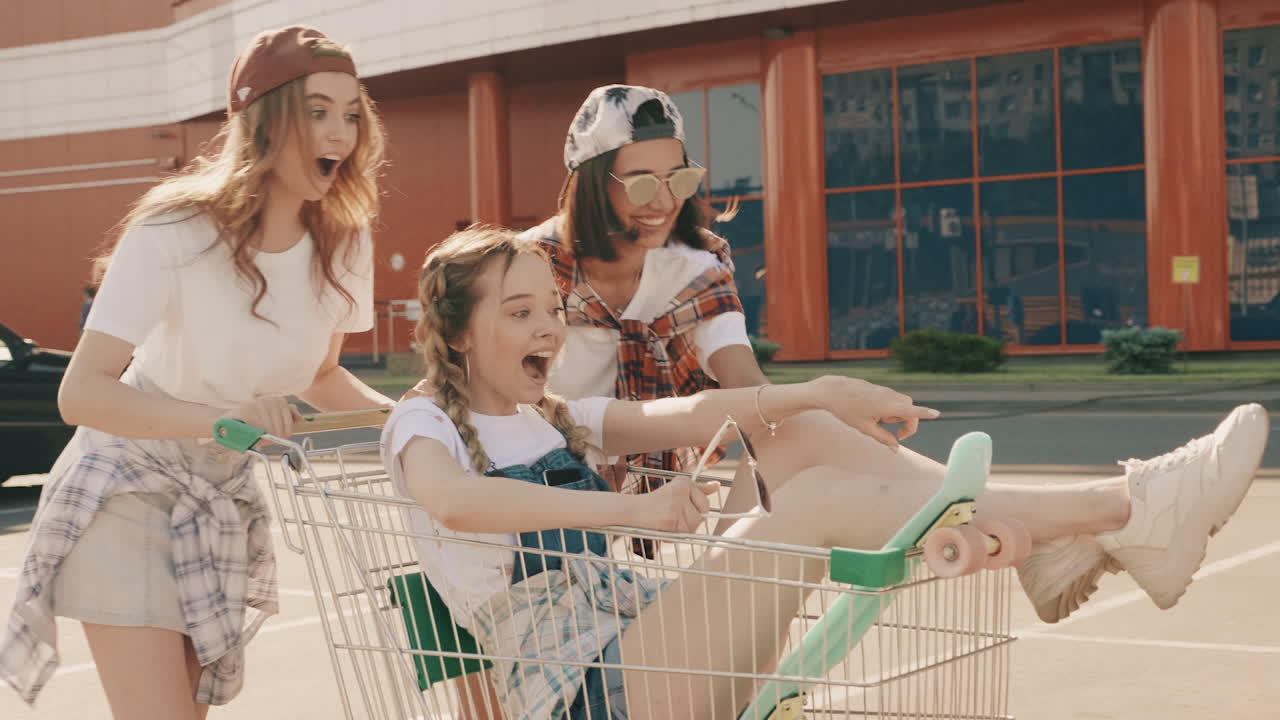 친구 들 이 쇼핑 카트 에서 재미 를 느끼고 있다