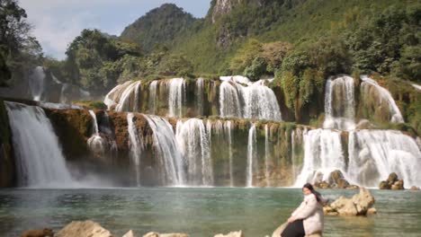 Mädchen-Sitzt-Auf-Dem-Felsen-Mit-Wunderschönem-Ban-Gioc---Detian-Falls-In-Vietnam-An-Der-Chinesischen-Grenze