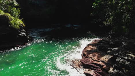 un paisaje de cala con una montaña al fondo