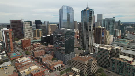 Drone-Aéreo-Inverso-Que-Se-Eleva-Sobre-Los-Rascacielos-Del-Centro-De-Denver,-Colorado,-Estados-Unidos