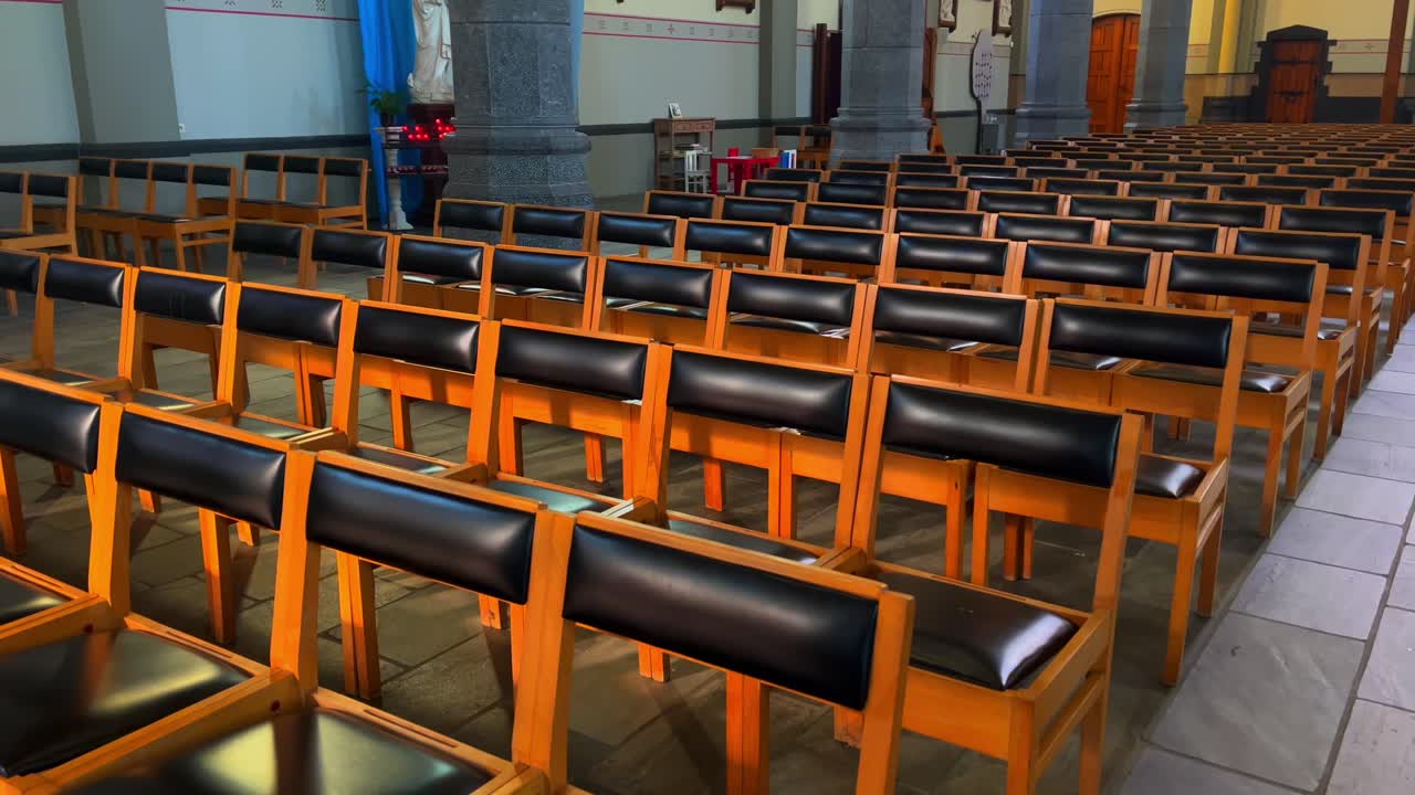 가톨릭 벨기에 교회 에서 청중 과 교회 참석자 와 배자 를 위한 의자 줄