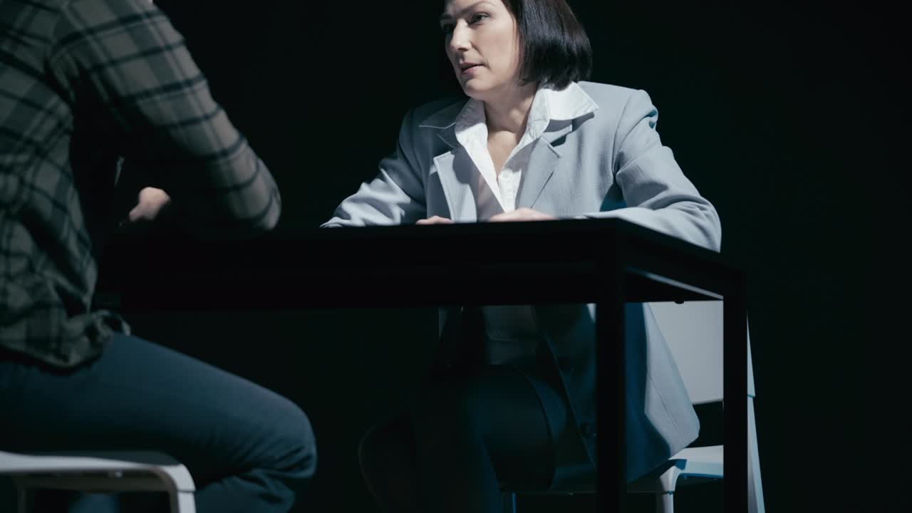 남성 용의자가 경찰에서 자백서에 서명하기를 거부하고 유죄를 부인하고 수사를 거부합니다.