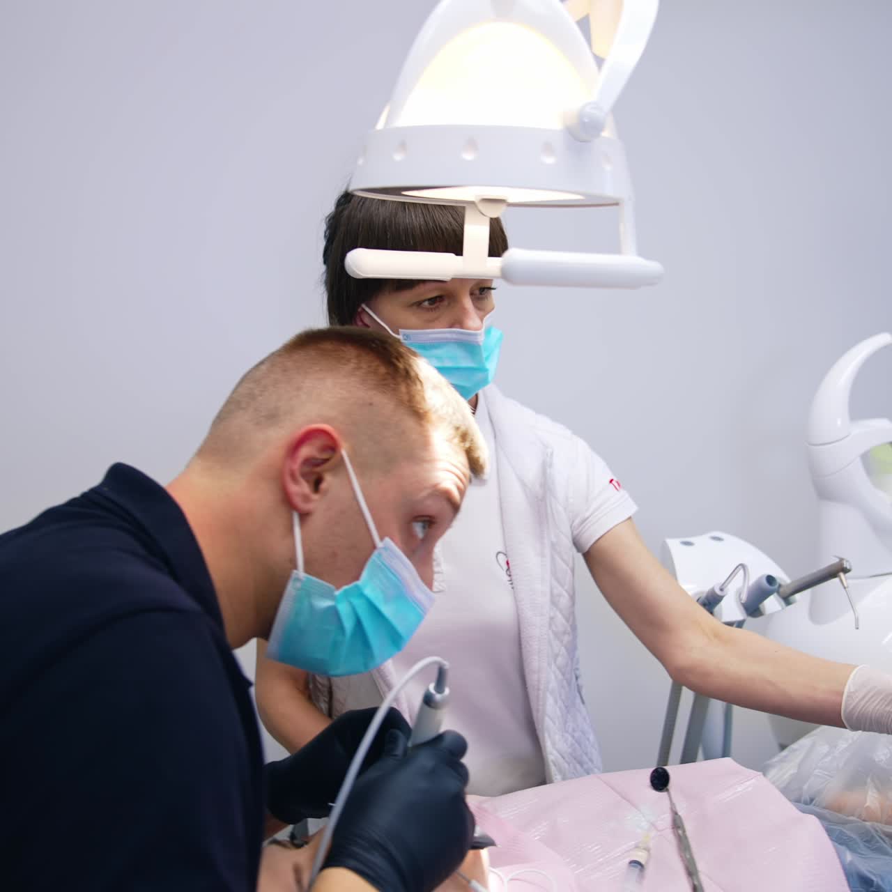 Medici odontoiatri stomatologi che lavorano in un moderno ospedale. Clinica professionale per la cura dei denti