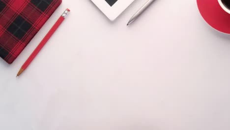 caja de regalos en forma de corazón en el escritorio