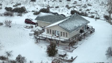 Nieve-Cayendo-Sobre-Una-Cabaña-Aislada-En-El-Estado-De-Washington