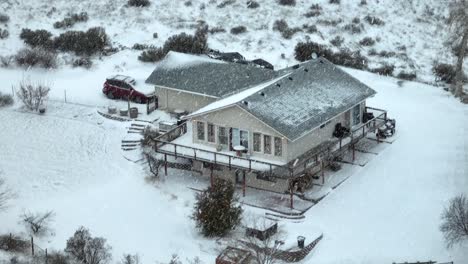 la nieve cae en una cabaña aislada en el estado de washington.