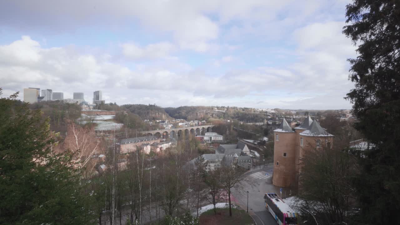 horizonte de la ciudad de luxemburgo desde la parte alta de la ciudad en un día de nieve