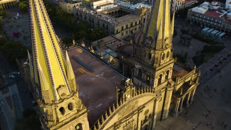 gente caminando frente a la catedral de guadalajara