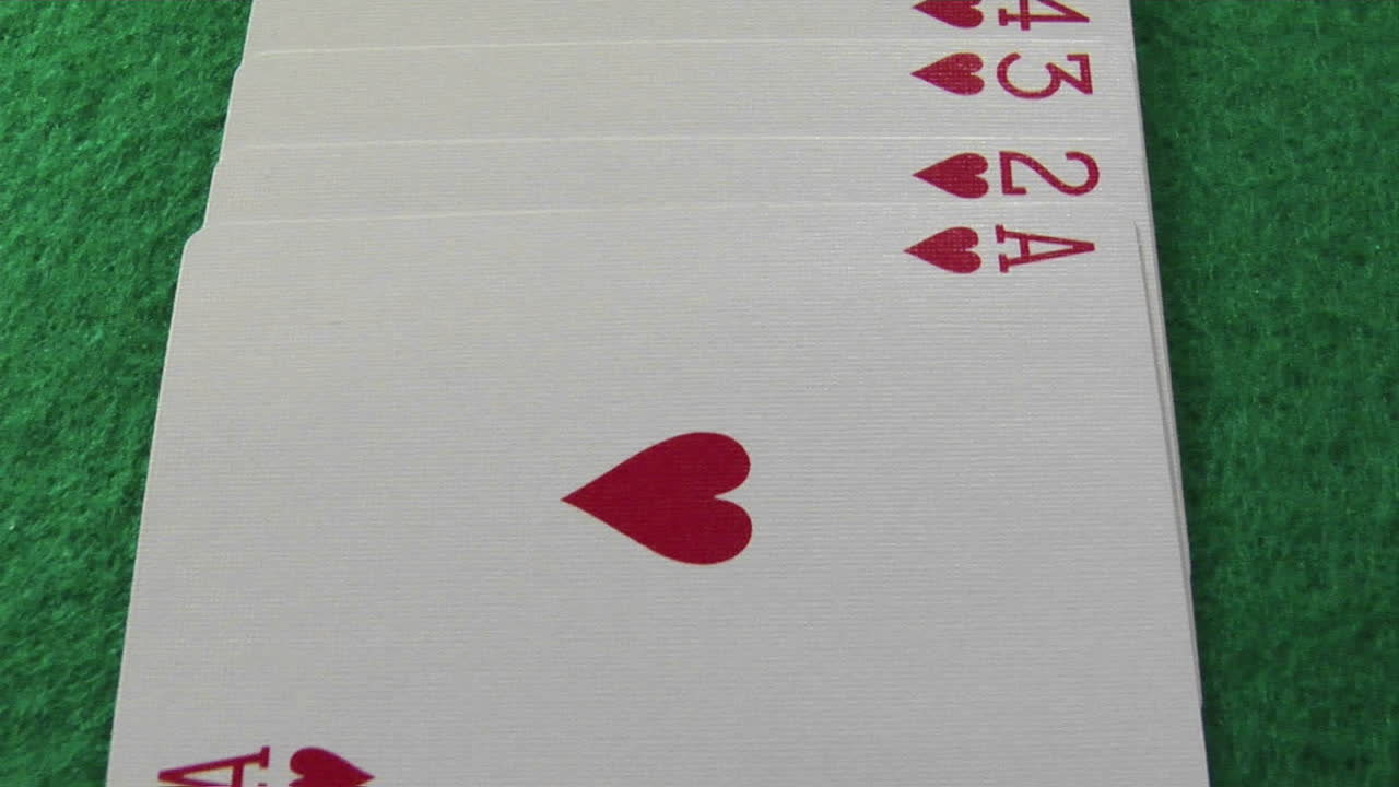 la cámara se mueve a través de una baraja de cartas dispuestas en una mesa de casino
