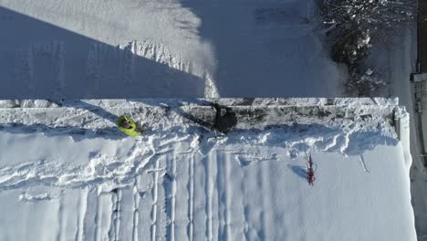 Menschen-Entfernen-Den-Schnee-Auf-Dem-Dach-Mit-Einer-Schaufel-In-Der-Stadt-Zakopane,-Polen