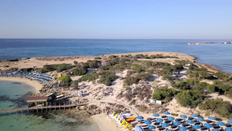 Toma-Aérea-De-La-Orilla-Del-Mar-Y-La-Playa-En-Un-Centro-Vacacional