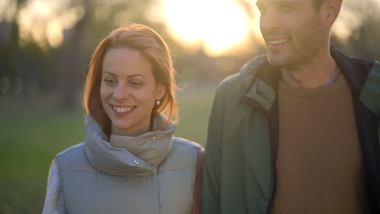 공원에서 산책하는 커플
