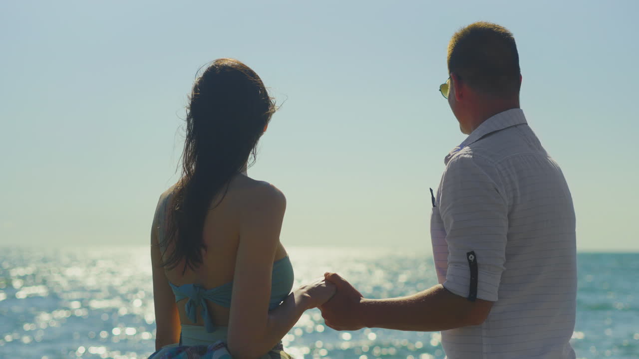 바다 전망 을 즐기는 부부