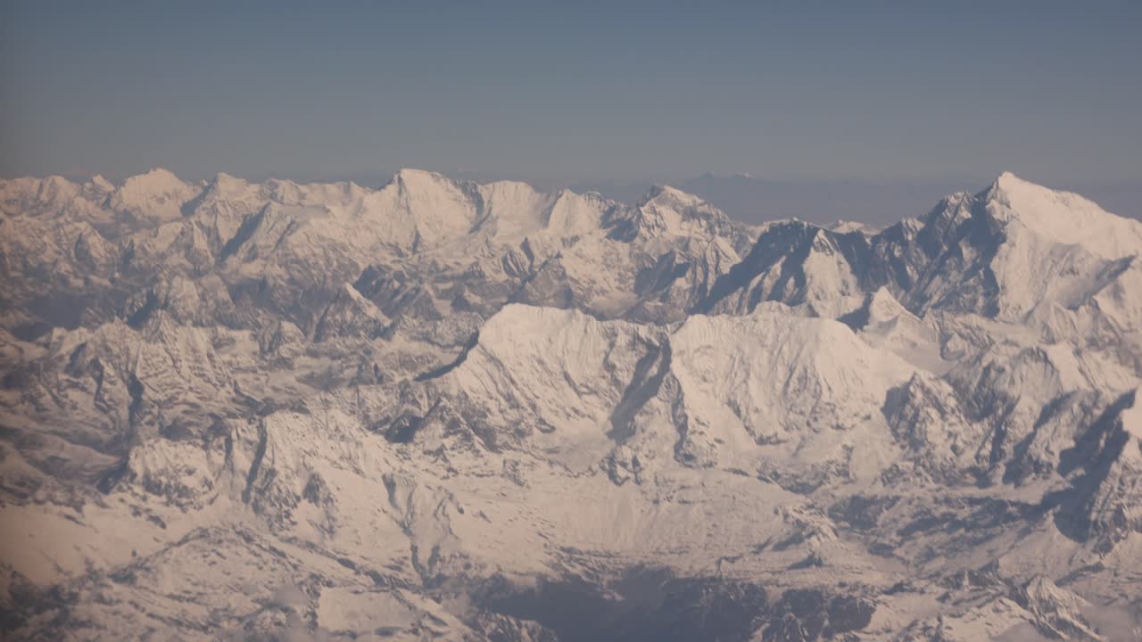 vuelo aéreo panorámico sobre las montañas más grandes del mundo, los himalayas con vistas al monte everest y a los escarpados picos cubiertos de nieve