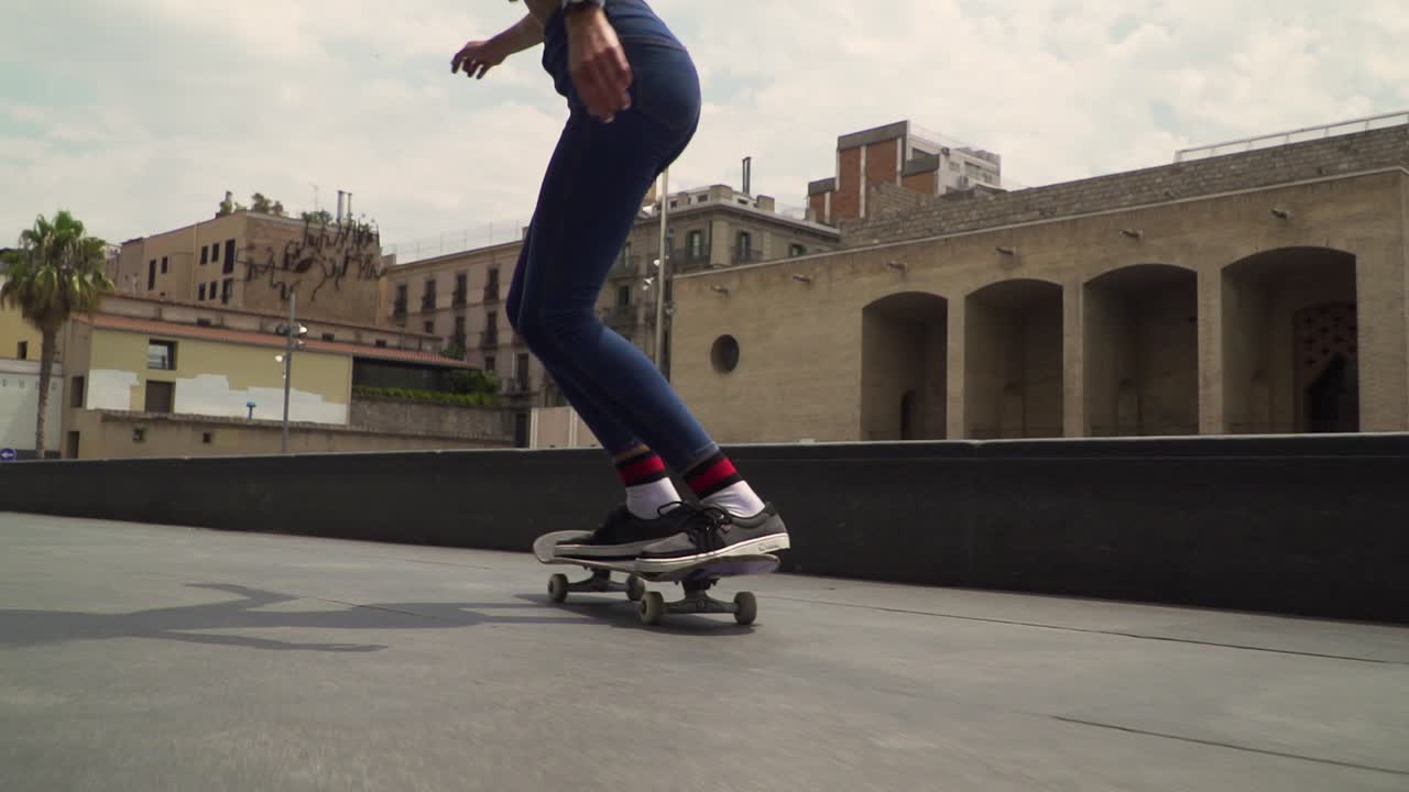 chica patinadora haciendo truco de kickflip en cámara lenta