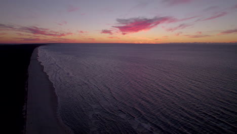 Schöner-Sonnenuntergang-über-Dem-Ozean-Lila-Rosa-Und