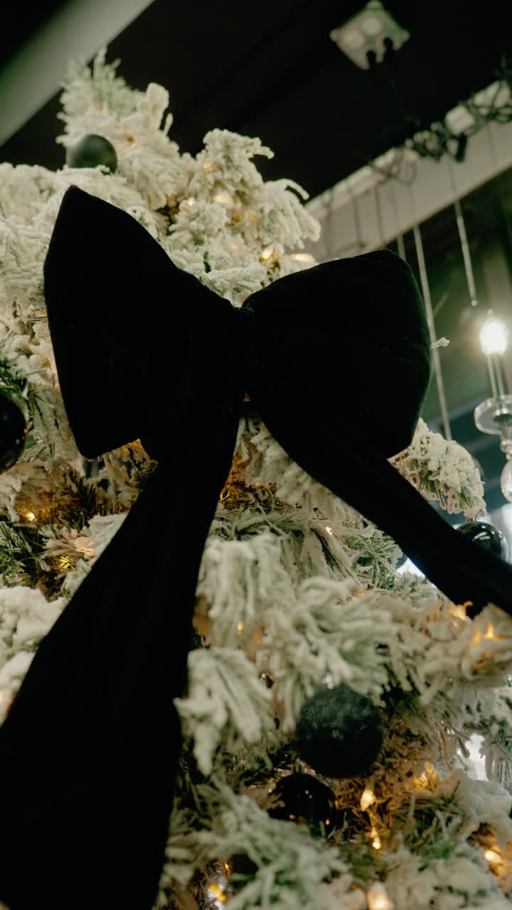 Elegante fiocco grande in velluto nero su albero di Natale floccato