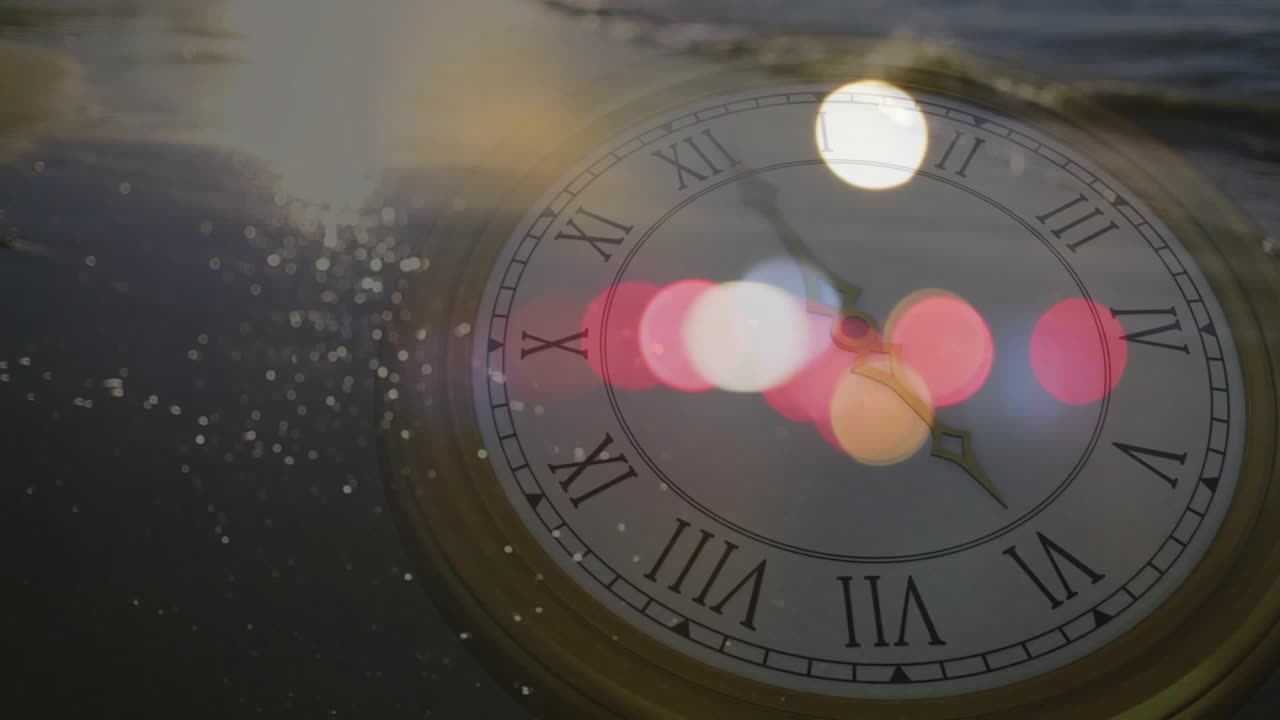 Sole che scivola, lancette dell'orologio che ruotano, bokeh in movimento, spiaggia che si illumina e una figura che cammina mostrando il tempo.