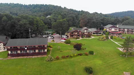 Video-De-Drones-De-4k-Del-Resort-En-La-Ladera-De-La-Montaña-En-Little-Switzerland,-Nc-El-Día-De-Verano-3