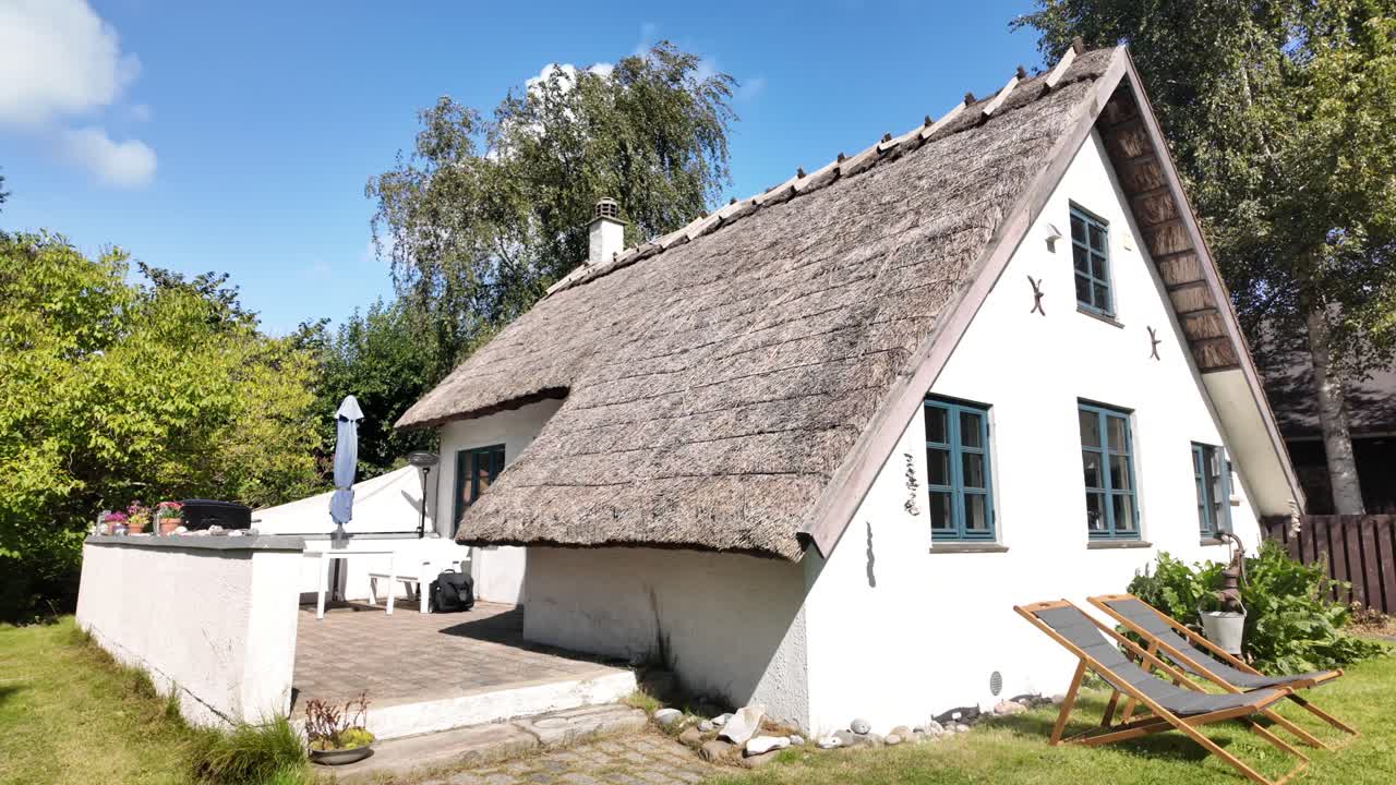 Prachtig oud huis met een traditioneel rieten dak op het platteland