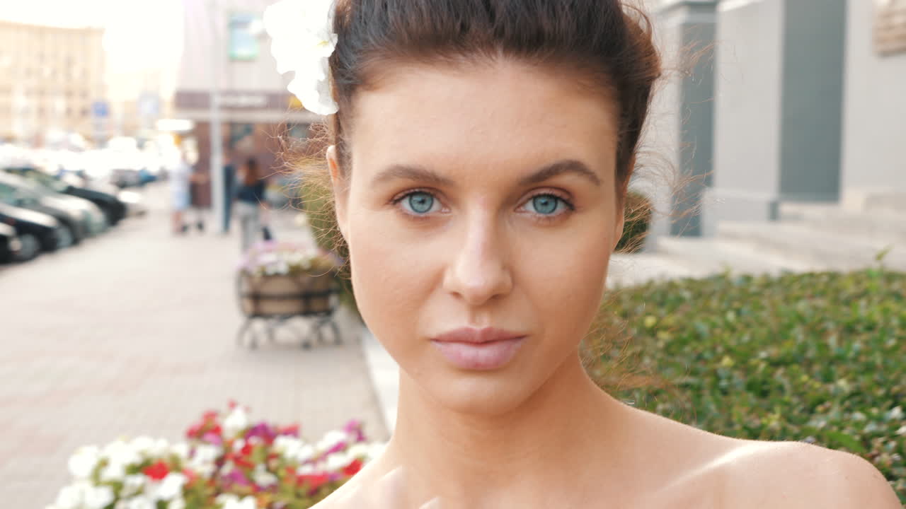 hermoso retrato de mujer al aire libre