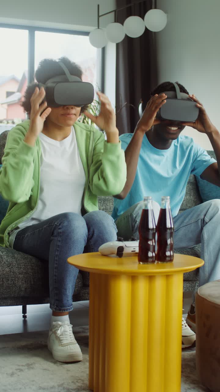 Coppia che si diverte con il VR gaming a casa