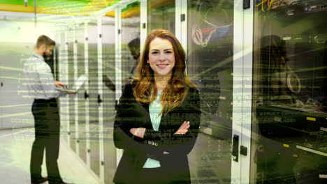mujer sonriente en la sala del servidor con animación de procesamiento de datos sobre ella