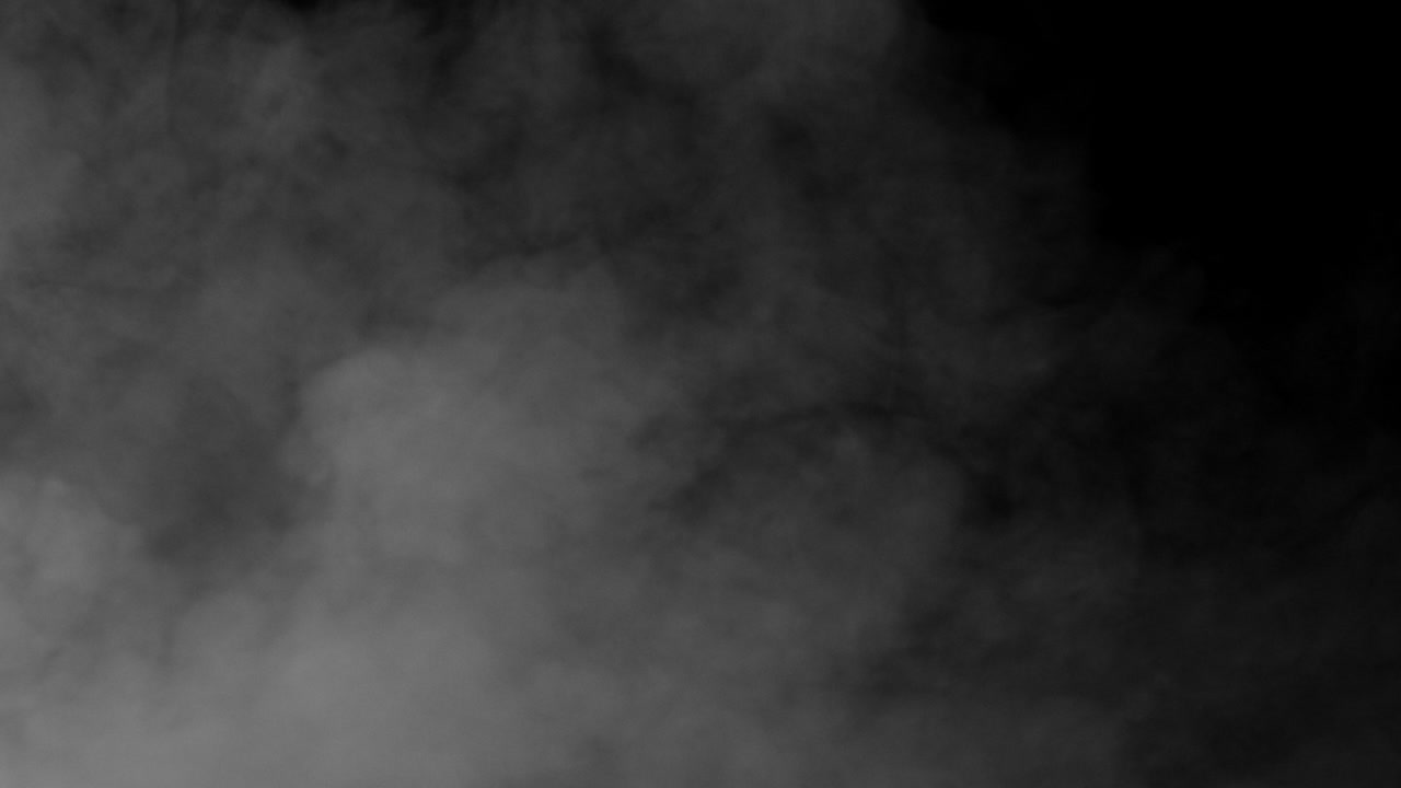 Emissione continua e forte di fumo dal basso dell'inquadratura per overlay.