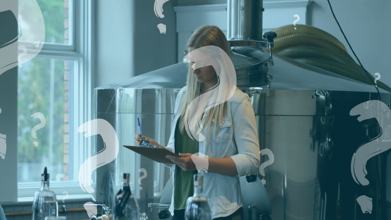 animación de símbolos de signos de interrogación flotando sobre mujer caucásica escribiendo en clipbard en la fábrica