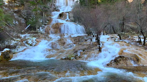 Amplias-Tomas-De-Agua-Grande-Y-Pequeña-Que-Caen-Sobre-Las-Piedras-Amarillas