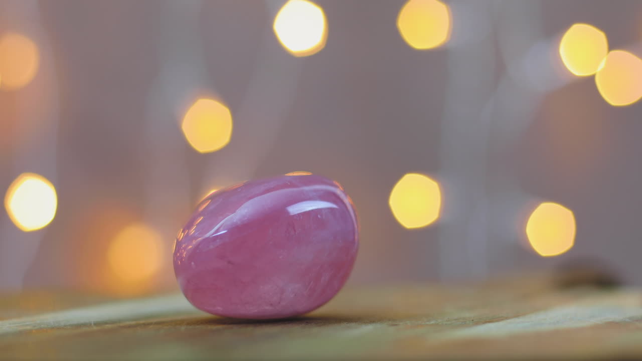 piedra preciosa de cuarzo rosa con propiedades de atracción de amor y relaciones, deslizante