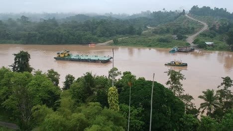 Lastkahn,-Mit-Dem-Verschiedene-Arten-Von-Fahrzeugen-Auf-Die-Andere-Seite-Des-Kinabatangan-Flusses-In-Sabah-Transportiert-Wurden