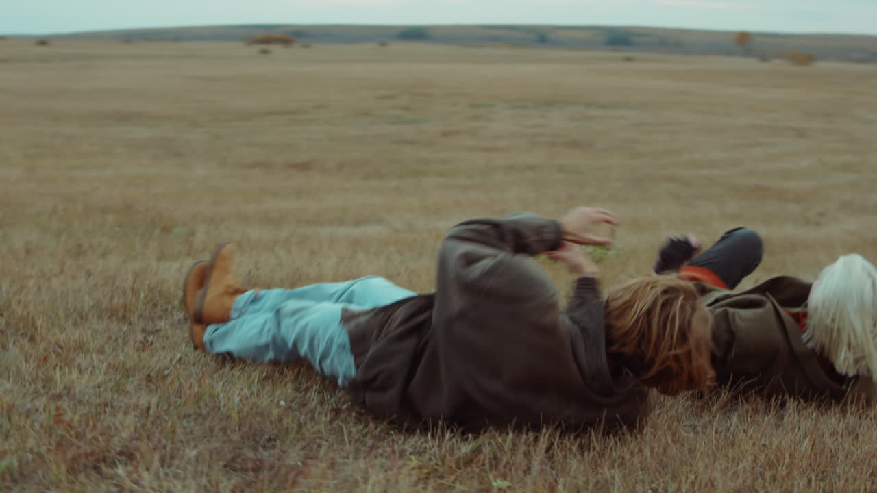 흥분 된 부부 가 경기장 에서 달리고 굴러다니고 있다