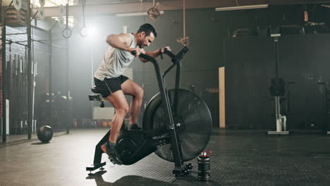 hombre asiático, fitness y ciclismo en el gimnasio en cardio