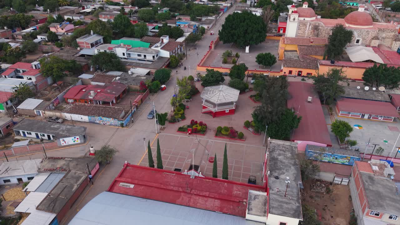 Vista aerea con drone della vita quotidiana in un villaggio zapoteco durante il pomeriggio. Oaxaca, Messico