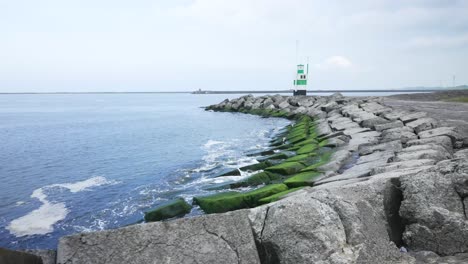 Wellenbrechende-Felsen-Und-Leuchtturm-An-Der-Küste,-LKW-Aufnahme