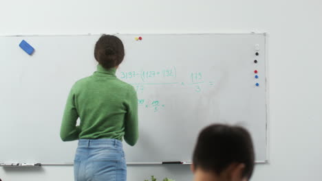 maestros y estudiantes en la escuela