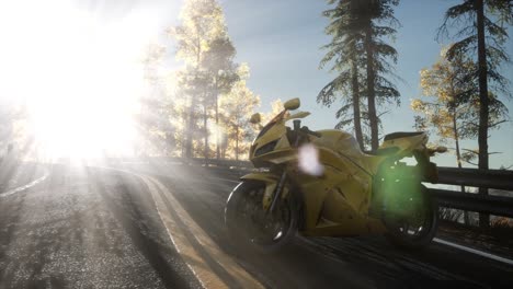 Sportbike-Auf-Drei-Straßen-Im-Wald-Mit-Sonnenstrahlen