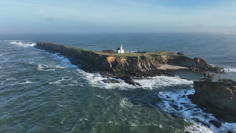 Sunset-Bay-Mit-Leuchtturm-In-Coos-Bay,-Oregon,-Aufgenommen-Mit-Einer-Mavic-3-Drohne