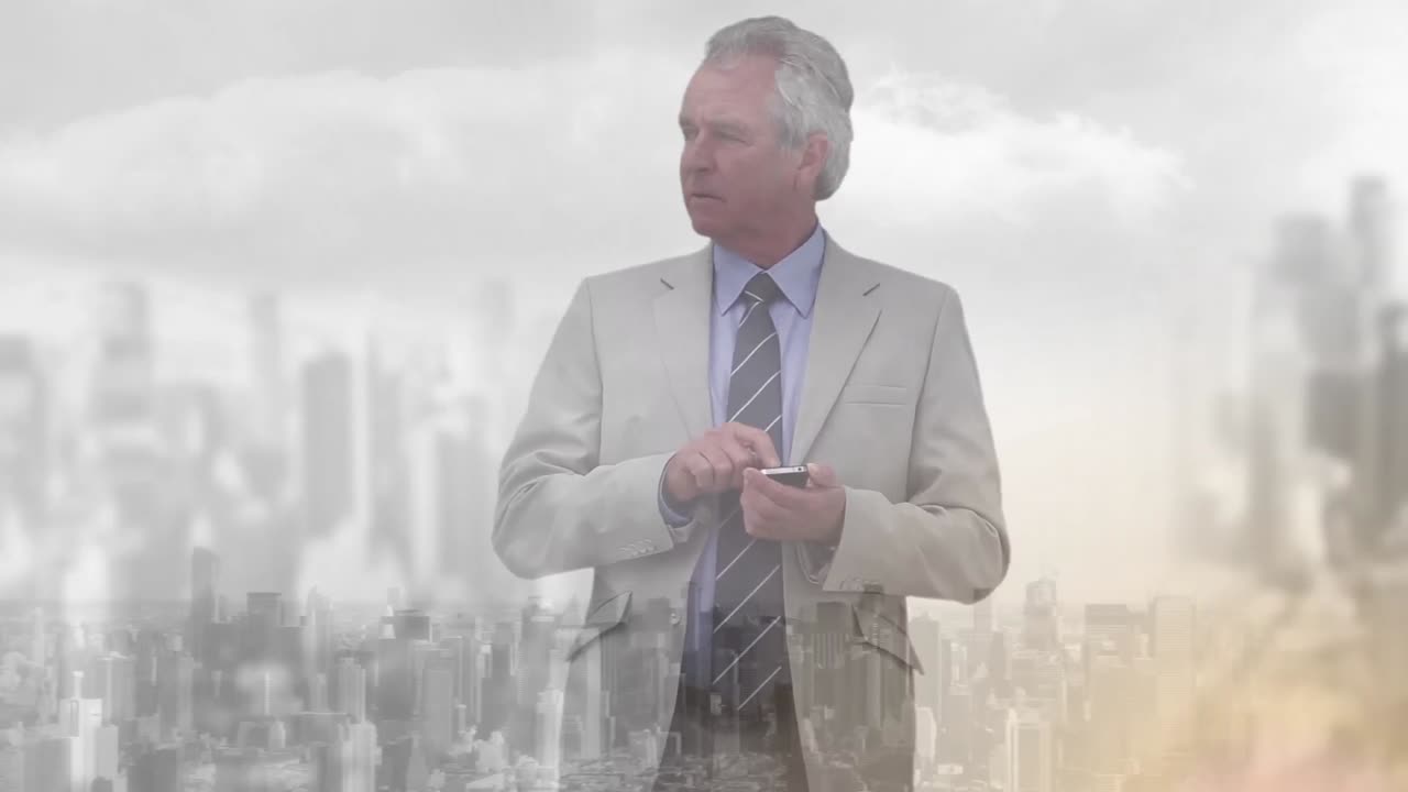 цифровой состав старшего кавказского бизнесмена, использующего смартфон на фоне городского пейзажа