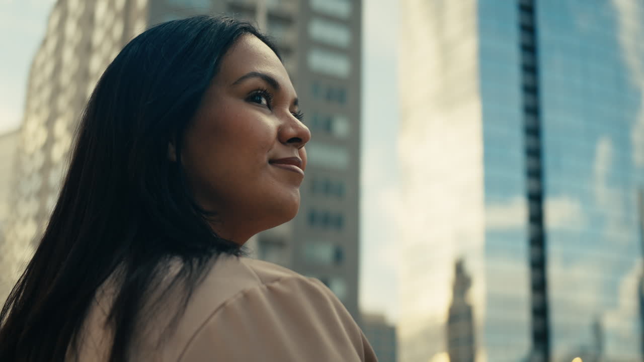 mujer de negocios en la ciudad